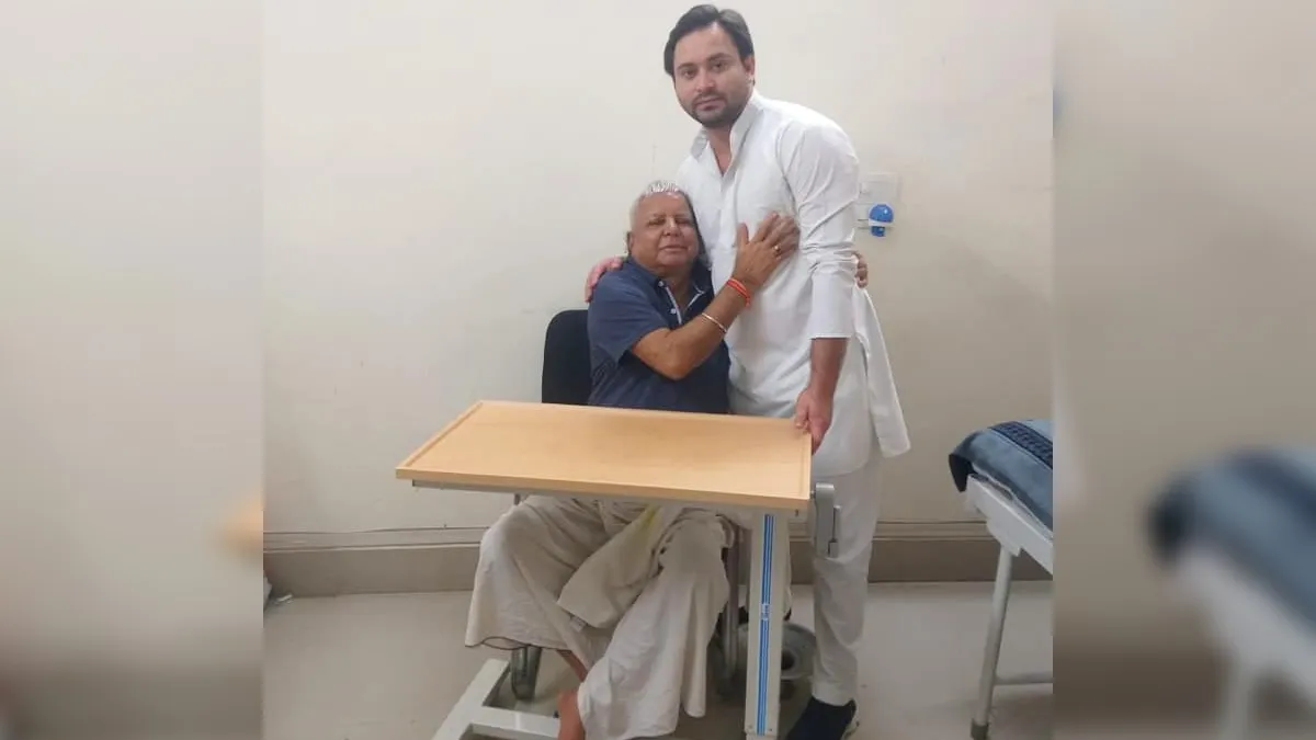 Tejashwi Yadav meet Lalu Yadav on his birthday- India TV Hindi