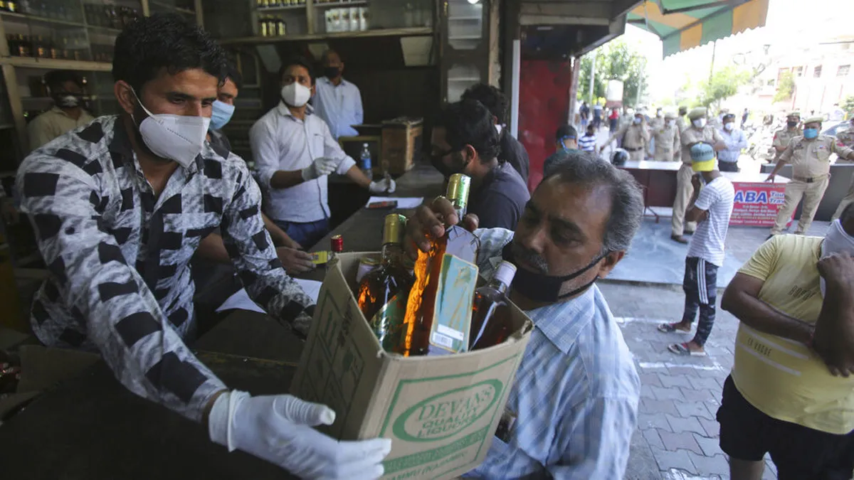 दिल्ली में आज से मिलेगी सस्ती शराब, 70 फीसदी कोरोना टैक्स हटा- India TV Hindi