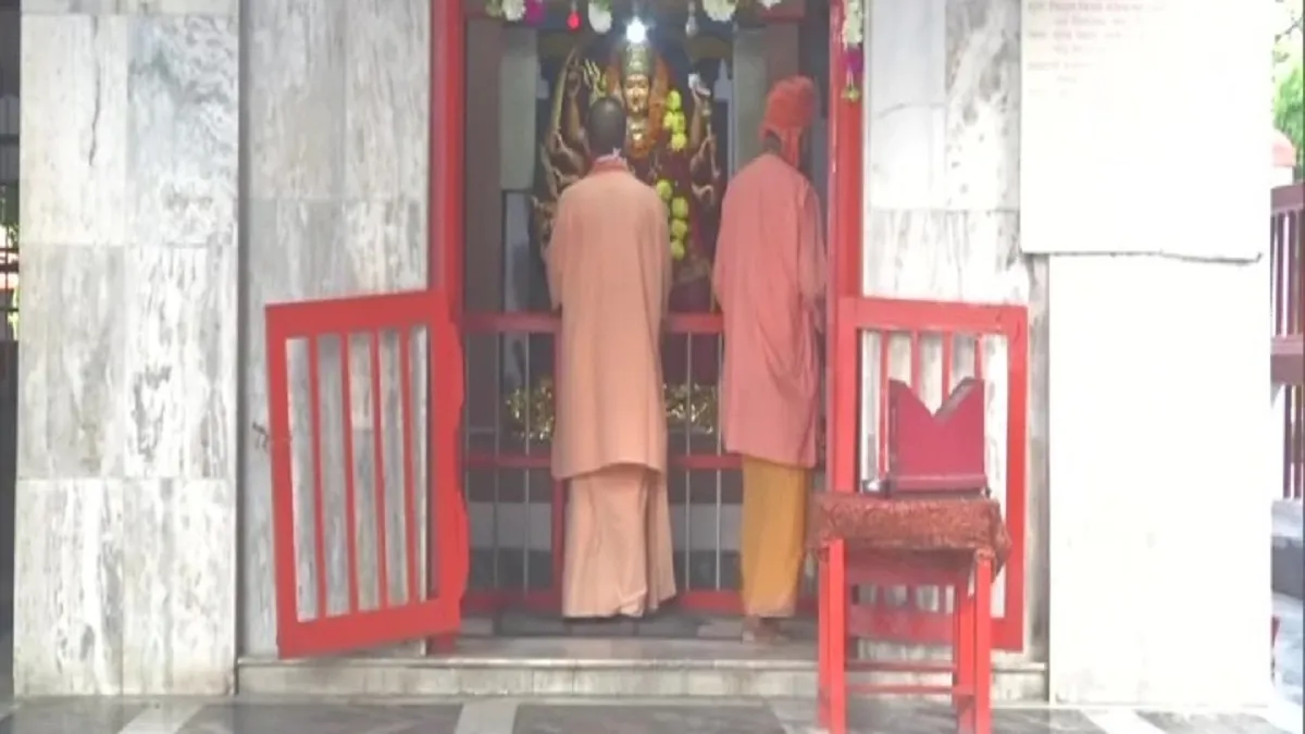उत्तर प्रदेश में खुले धार्मिक स्थल, CM योगी ने गोरखनाथ मंदिर में की पूजा-अर्चना- India TV Hindi