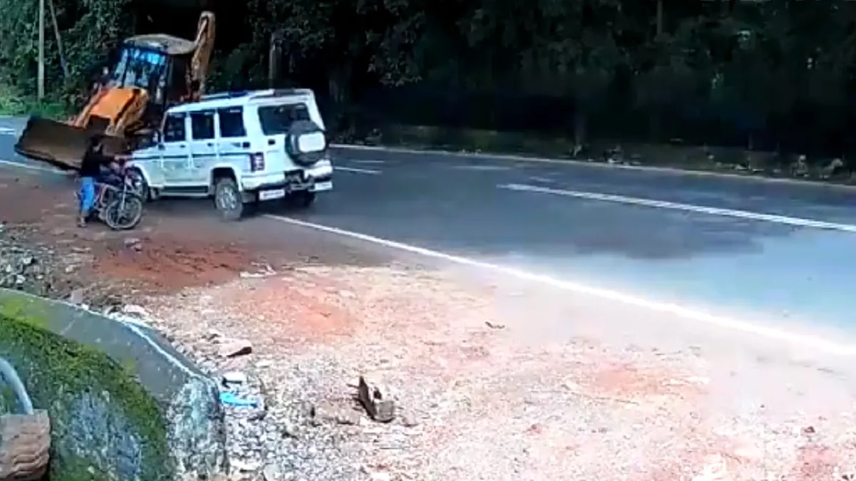 बाइक वाले को बचाने के लिए JCB से भिड़ गई बोलेरो! आनंद महिंद्रा ने रिट्वीट किया वीडियो- India TV Hindi