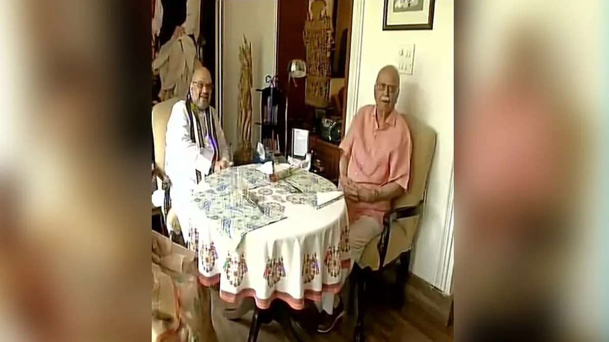 Home Minister Amit Shah meets LK Advani / लाल...- India TV Hindi
