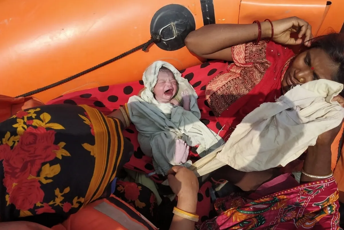 Woman gave birth to a baby girl on a rescue boat of NDRF (National Disaster Response Force) in flood- India TV Hindi