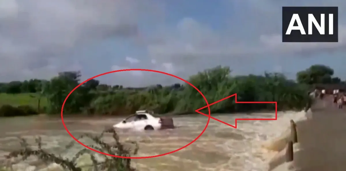 car with 2 passengers inside gets washed away in river। Video: नदी  में अचानक बढ़ गया पानी, दो लोगों- India TV Hindi
