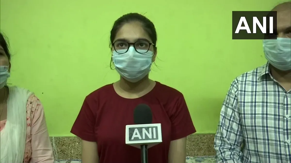 Divyanshi Jain, a 12th Standard student from Lucknow scored 100% marks in her Central Board of Secon- India TV Hindi