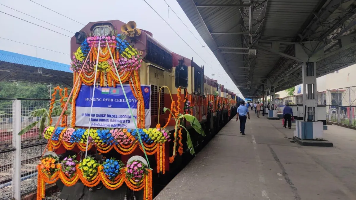 Indian railways exports 10 diesel locomotives to Bangladesh- India TV Paisa