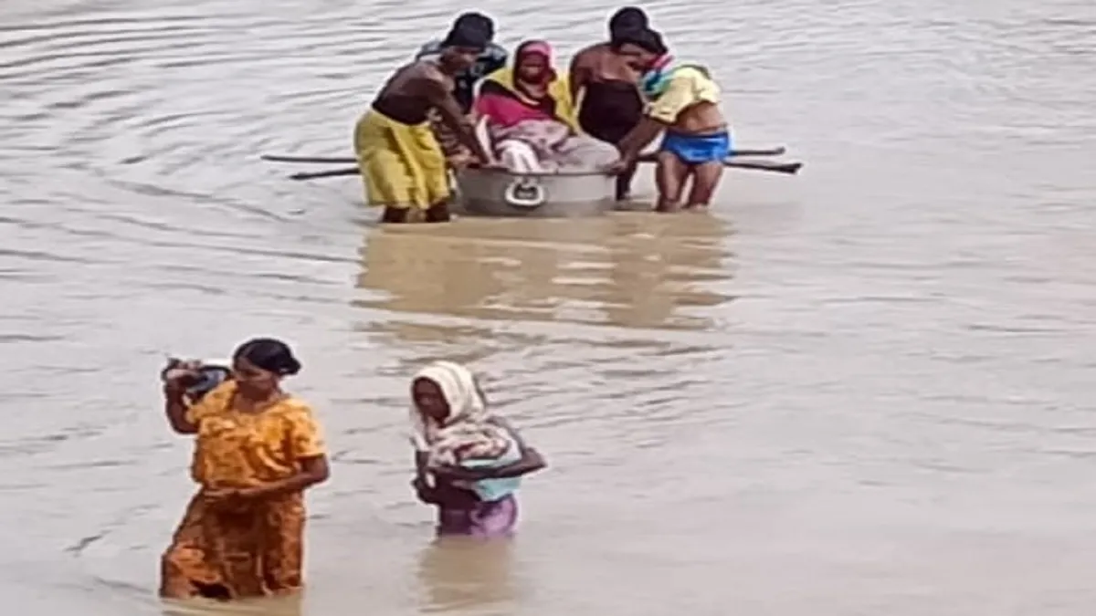 Pregnant woman crossed river in a utensil - India TV Hindi