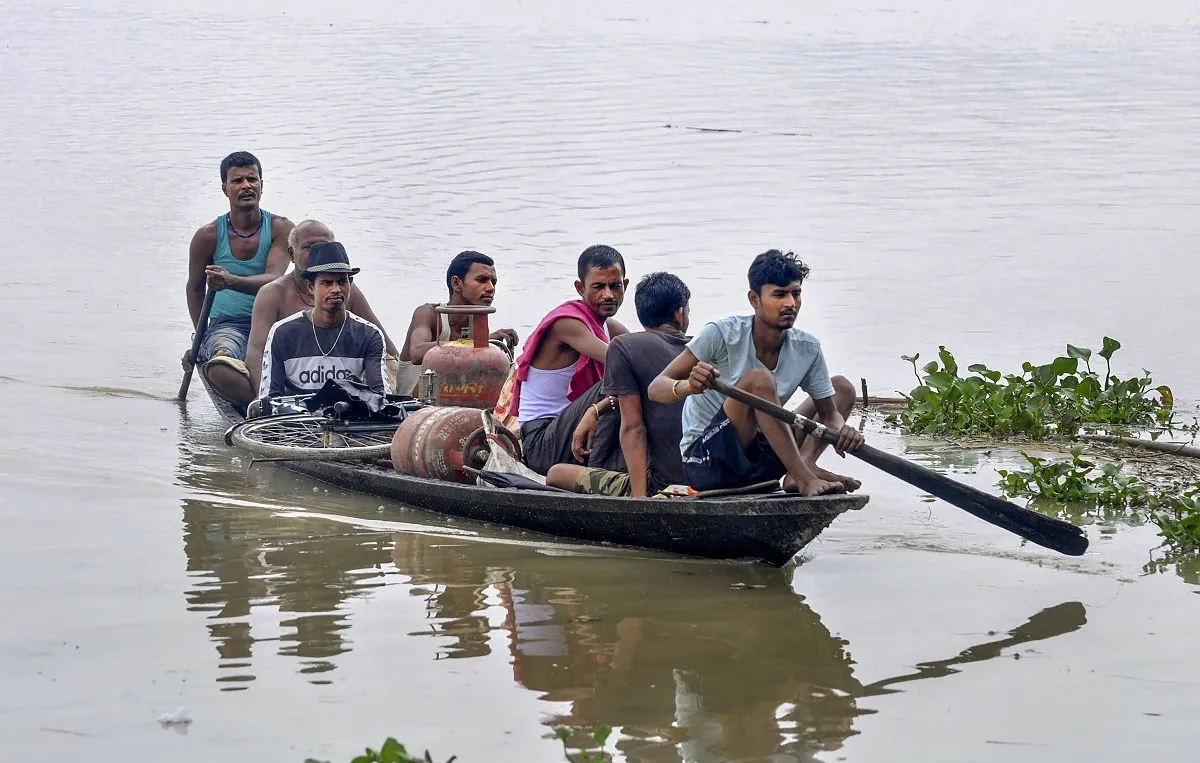 flood in assam latest news । असम में बाढ़ की स्थिति और गंभीर हुई, करीब 13 लाख लोग प्रभावित- India TV Hindi