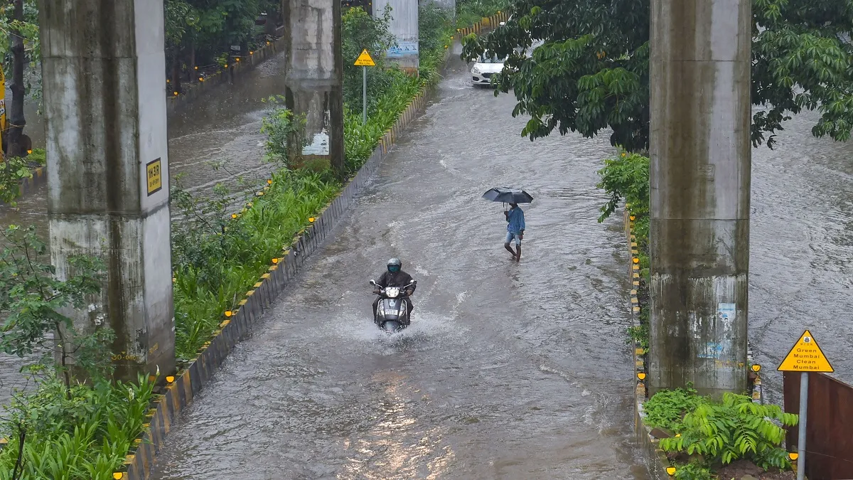 देश में बारिश, बाढ़ से जुड़ी घटनाओं में 12 लोगों की मौत, मुंबई के लिए अलर्ट - India TV Hindi