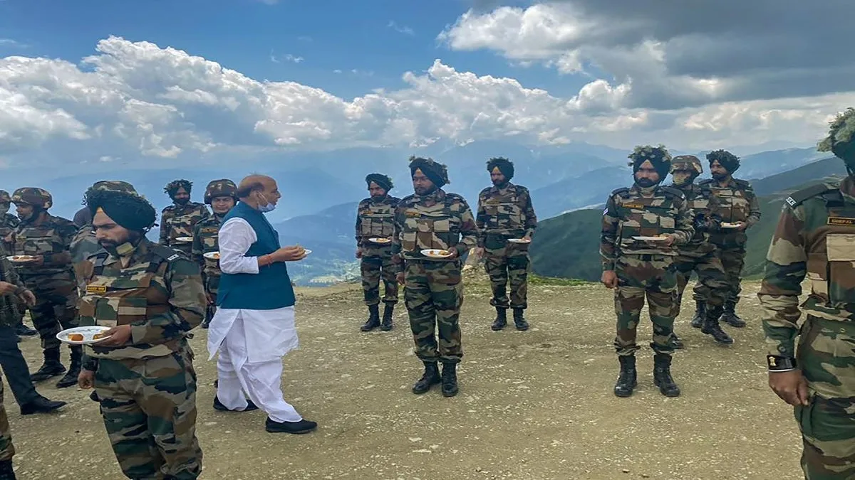 Defence minister Rajnath Singh visits key forward post along LoC in Kashmir- India TV Hindi