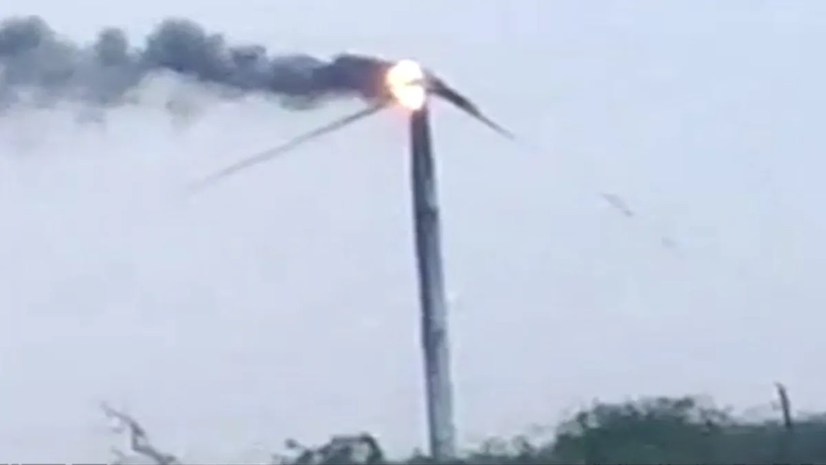 आसमानी बिजली गिरने से विंड मिल में लगी आग- India TV Hindi