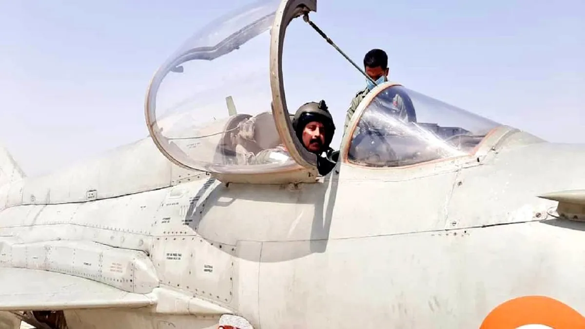 वायुसेना प्रमुख ने फ्रंटलाइन बेस पर तैयारियों का लिया जायजा, मिग-21 बाइसन में भरी उड़ान- India TV Hindi