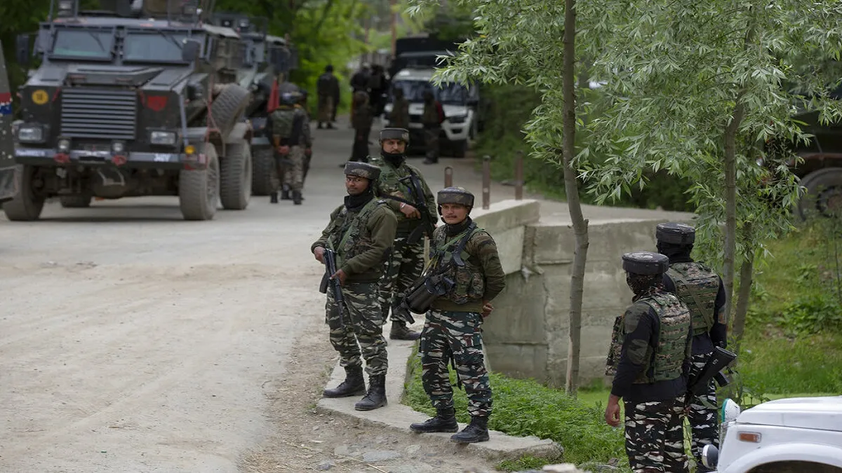 जम्मू-कश्मीर: पुलवामा में आतंकियों और सुरक्षाबलों के बीच Encounter- India TV Hindi