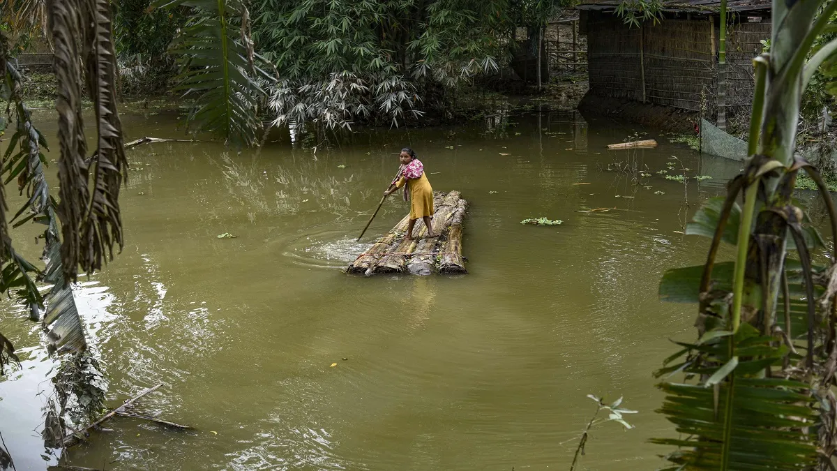 असम के नए क्षेत्रों में बाढ़ का पानी घुसा; चार जिलों में 29 हजार से ज्यादा लोग प्रभावित - India TV Hindi