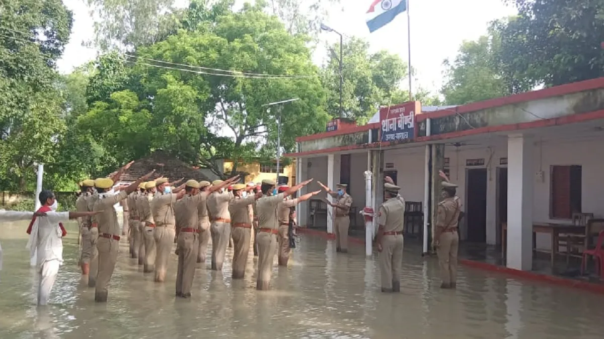 Bahraich's policemen flag hoisting in flood water । बहराइच के पुलिस जवानों में चढ़ा आजादी का रंग, बा- India TV Hindi