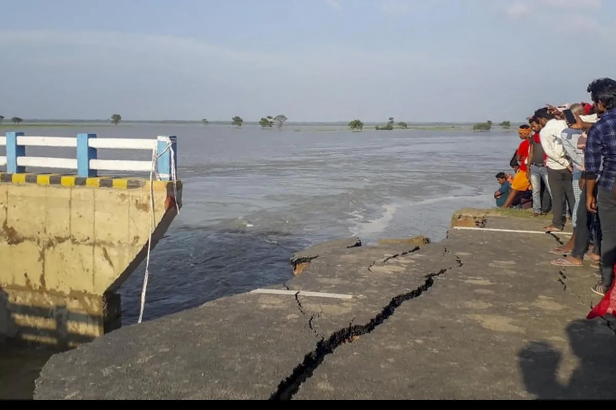 Portion of bridge over Bakra river in Bihar's Araria collapses - India TV Hindi