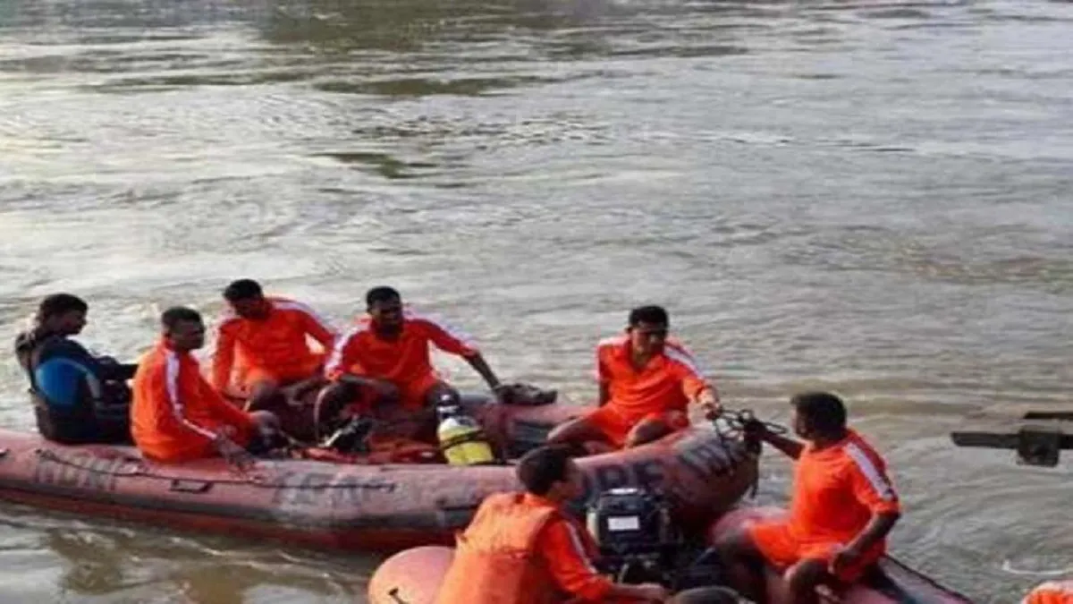 खगड़िया में नाव डूबी, 20 लोग सवार थे, 10 लापता, बचाव कार्य जारी- India TV Hindi