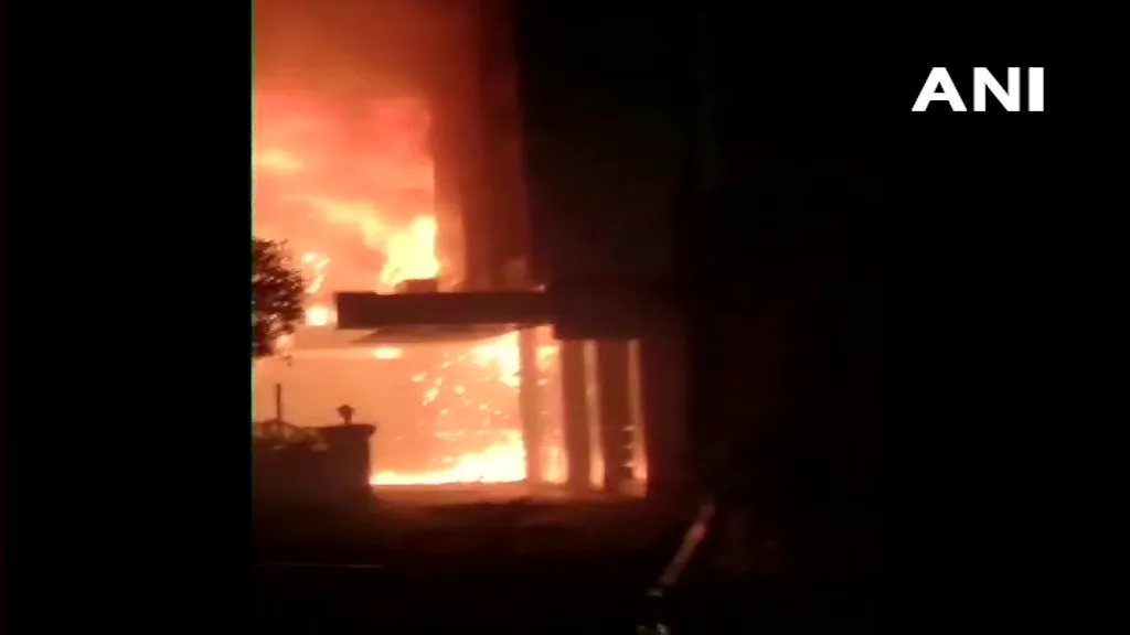 होटल में बने कोरोना सेंटर में आग, 7 लोगों की मौत, कई झुलसे- India TV Hindi