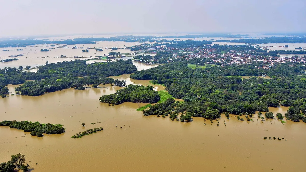 Bihar Flood: 16 जिलों की 63.60 लाख आबादी प्रभावित, दरंभगा में भारी तबाही- India TV Hindi