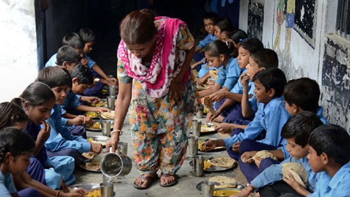 Yogi Adityanth Government to improve quality of mid day meal । बच्चों को खिलाकर पौष्टिक आहार, सेहत स- India TV Hindi