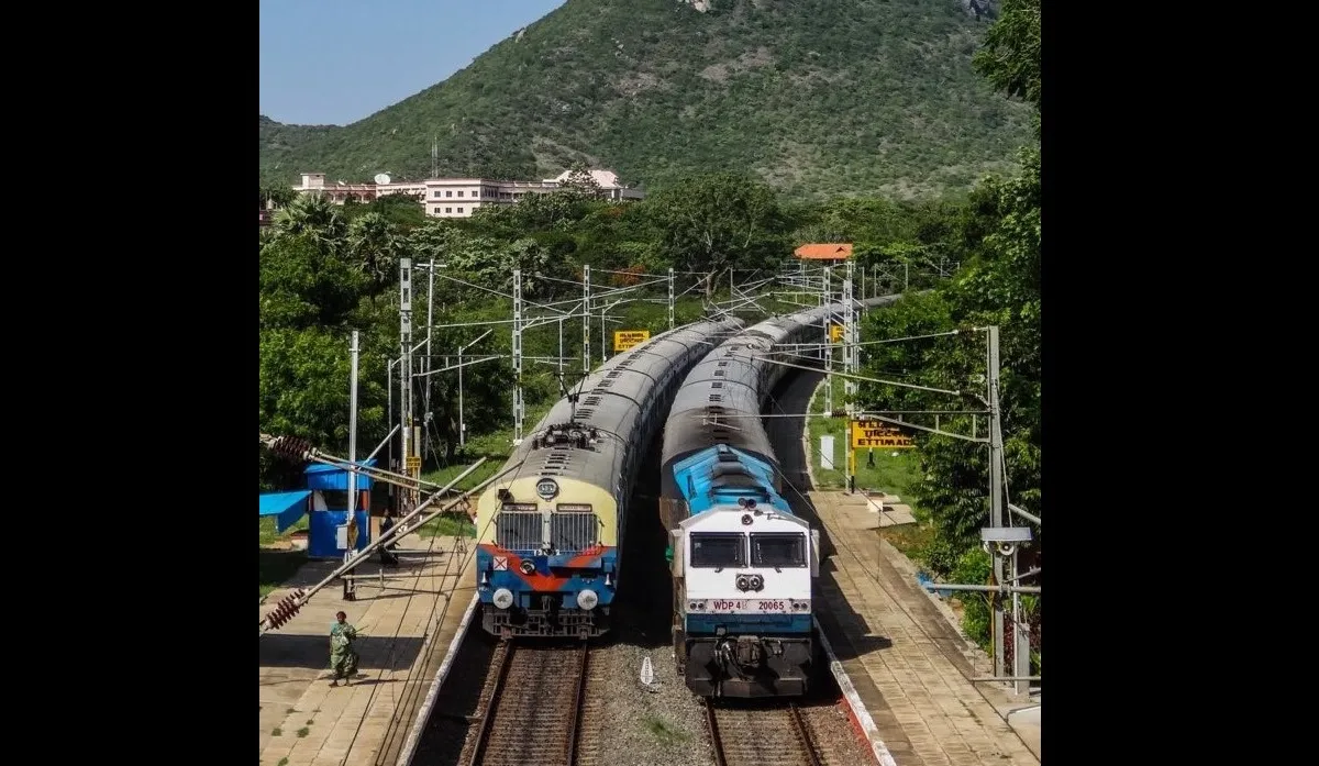 Mail and MEMU trains moving together at Ettimadai, Tamil Nadu- India TV Hindi