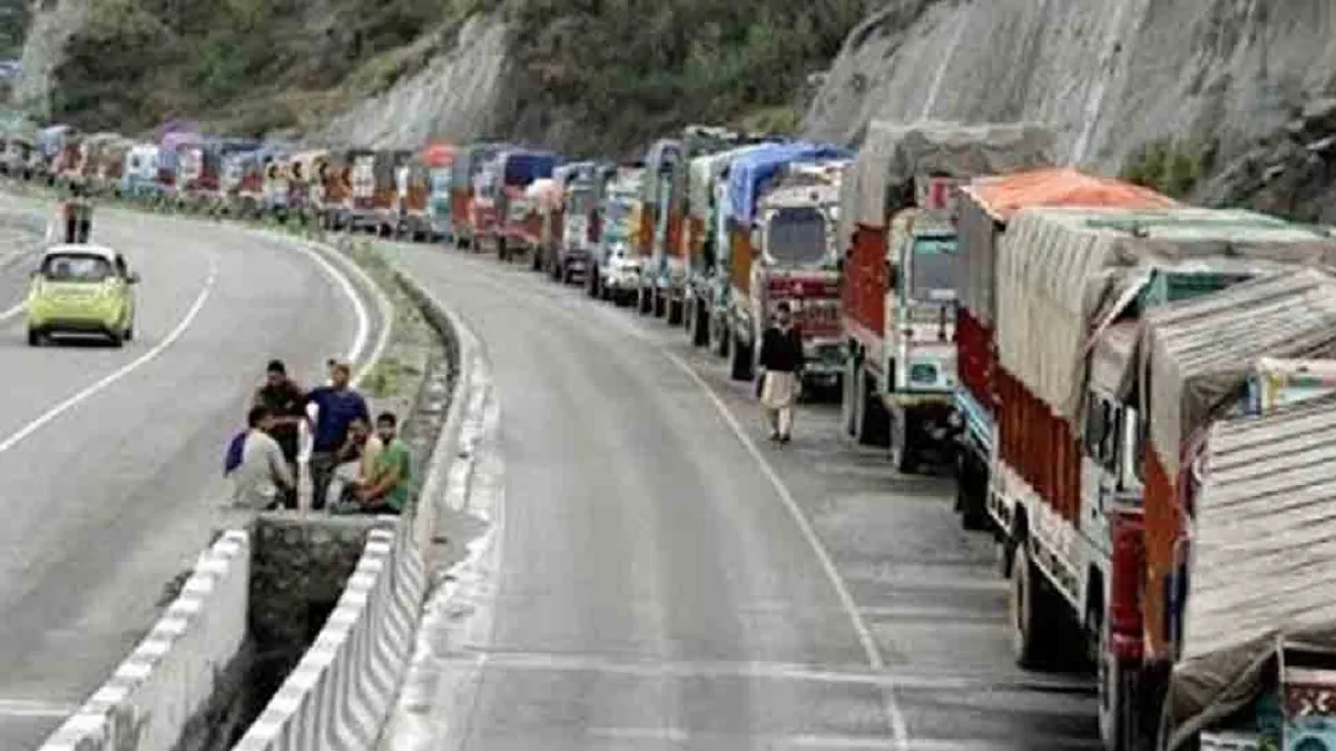Jammu-Srinagar NH remains closed for second day, 3000 vehicles stranded- India TV Hindi