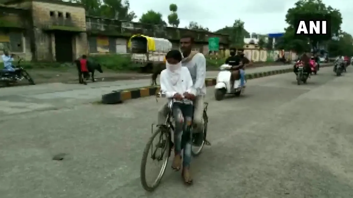 man takes his son to exam centre 85km away  in Manawar tehsil of Dhar district । पिता के साथ साईकिल - India TV Hindi
