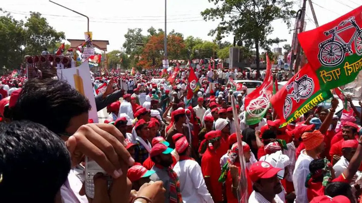 police lathi charged samajwadi party workers protest...- India TV Hindi