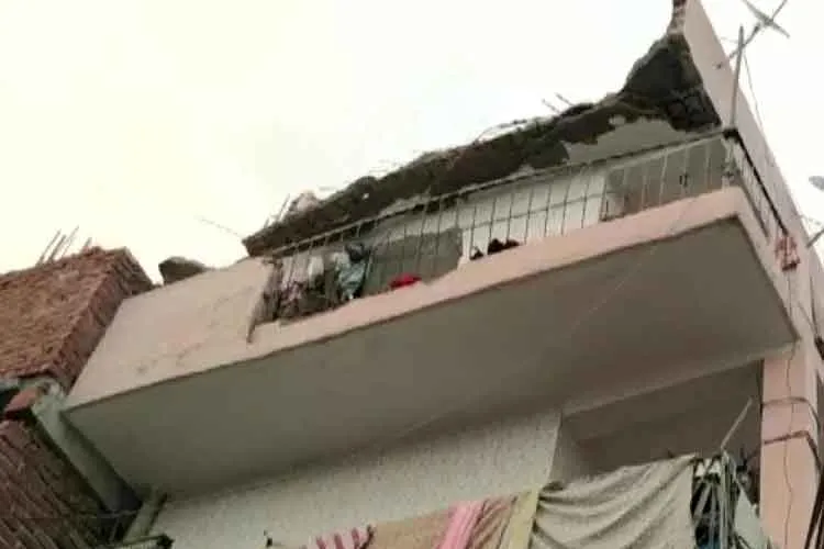 Noida: 4 kids injured as porch of 4th-floor flat falls on...- India TV Hindi