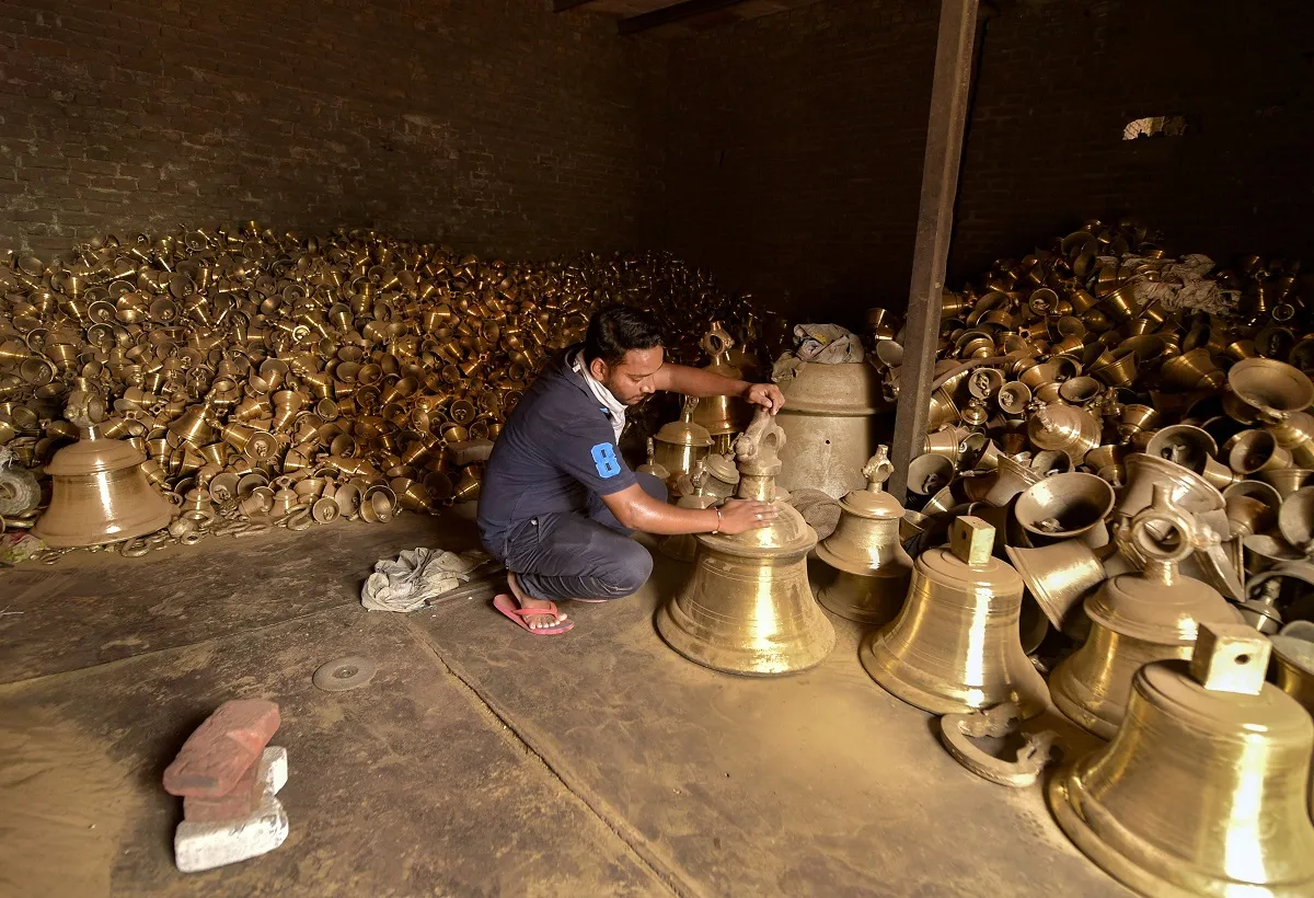 Ram Mandir Bell weight 2.1 ton prepared by jalesar hindu muslim workers  । जलेसर के हिंदू, मुस्लिम क- India TV Hindi