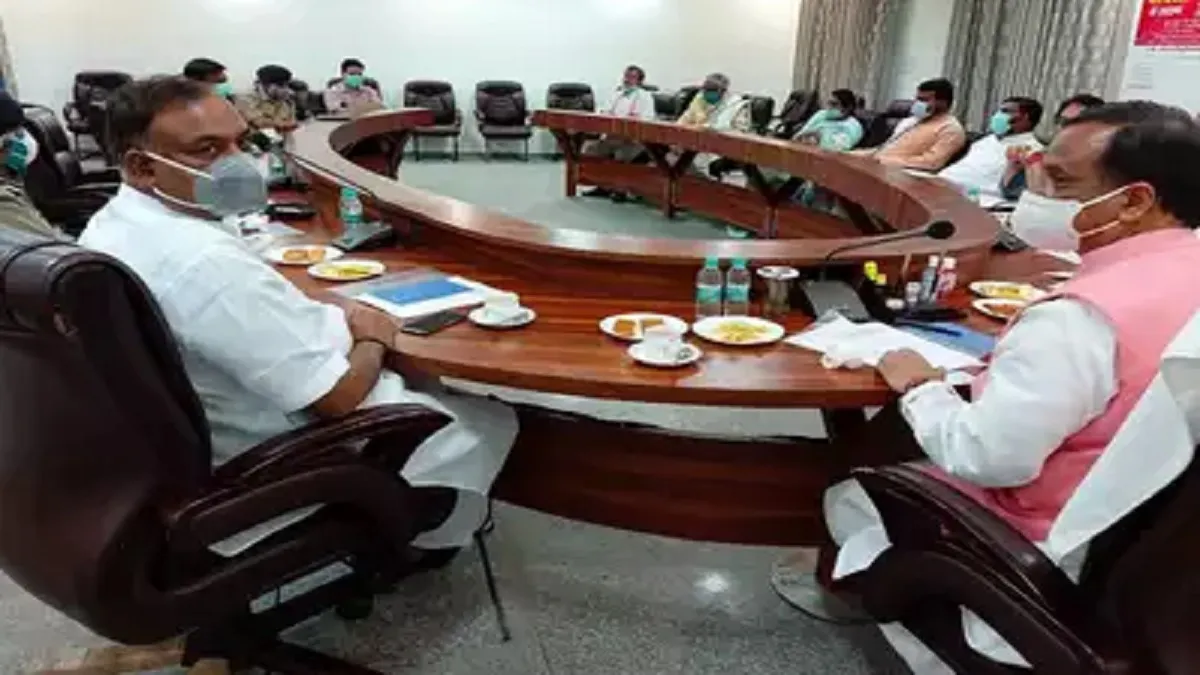 उप-मुख्यमंत्री दिनेश शर्मा की तबीयत बिगड़ी, मीटिंग के बीच में आया नाक से खून- India TV Hindi