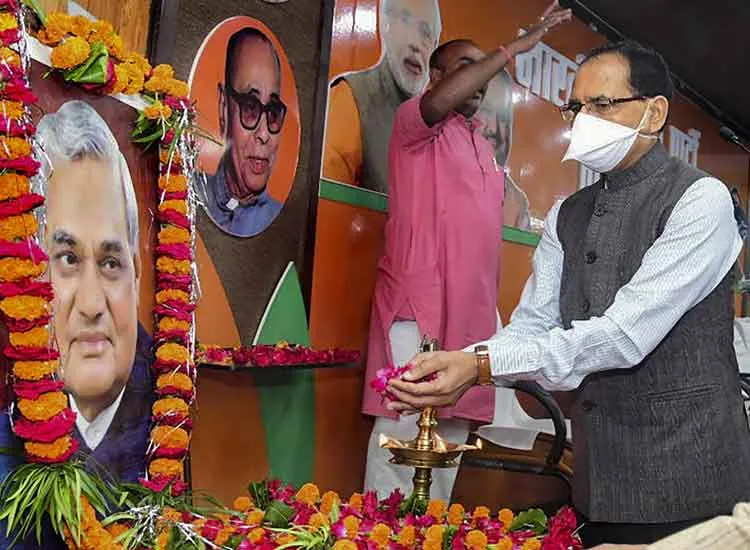 MP CM Shivraj Singh Chauhan pays tribute to late Atal...- India TV Hindi