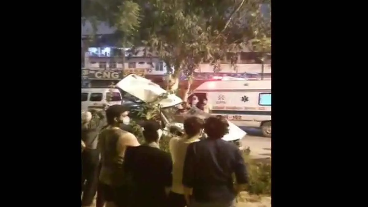 speeding car fell off Vikaspuri Flyover in New Delhi - India TV Hindi