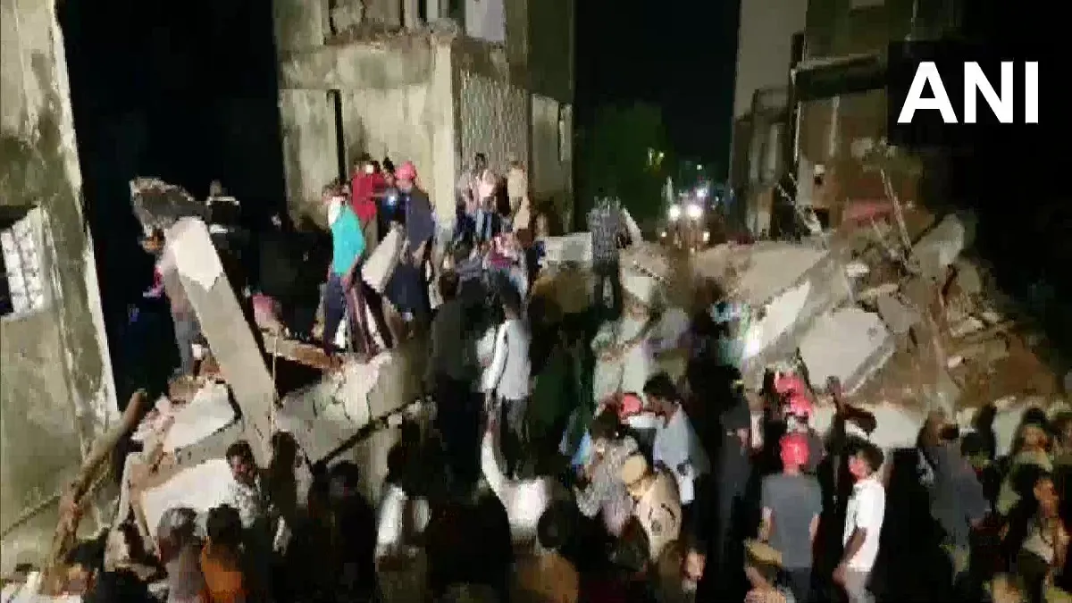  under construction building collapsed in Vadodara Gujarat- India TV Hindi
