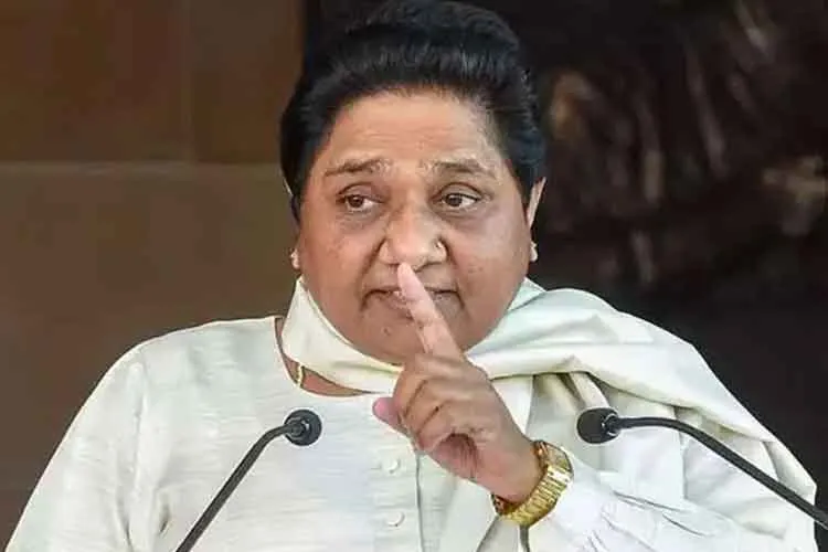 Mayawati demands school fee relaxation from modi yogi government । स्कूलों में बच्चों की फीस माफी न - India TV Hindi
