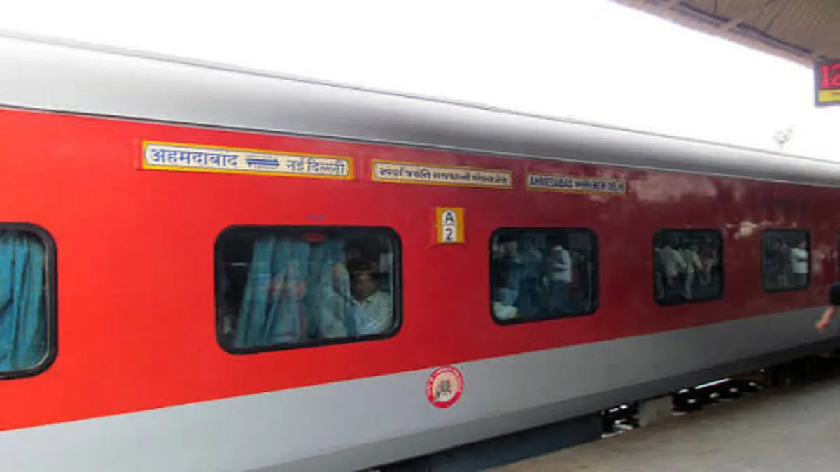 Delhi Ahmedabad Rajdhani Express 26 passengers found corona positive । दिल्ली से अहमदाबाद पहुंची राज- India TV Hindi