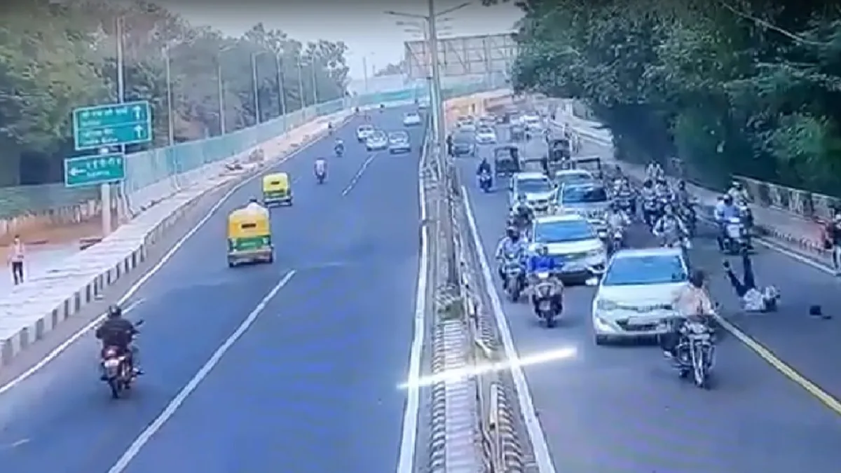 Delhi Traffic Police personnel in Dhaula Kuan dragged on...- India TV Hindi