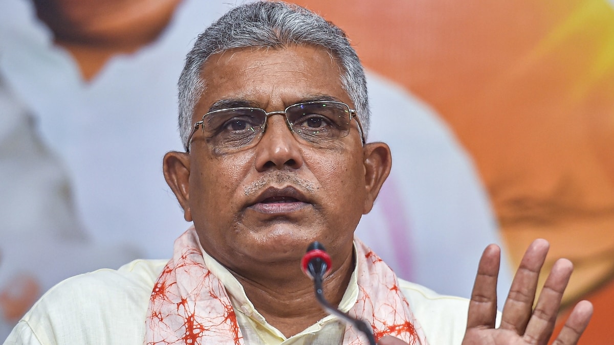 Bengal BJP chief Dilip Ghosh convoy pelted with stones in Purba Barddhaman  district | पश्चिम बंगाल के बीजेपी अध्यक्ष दिलीप घोष के काफिले पर पथराव, TMC  पर मढ़ा आरोप - India TV