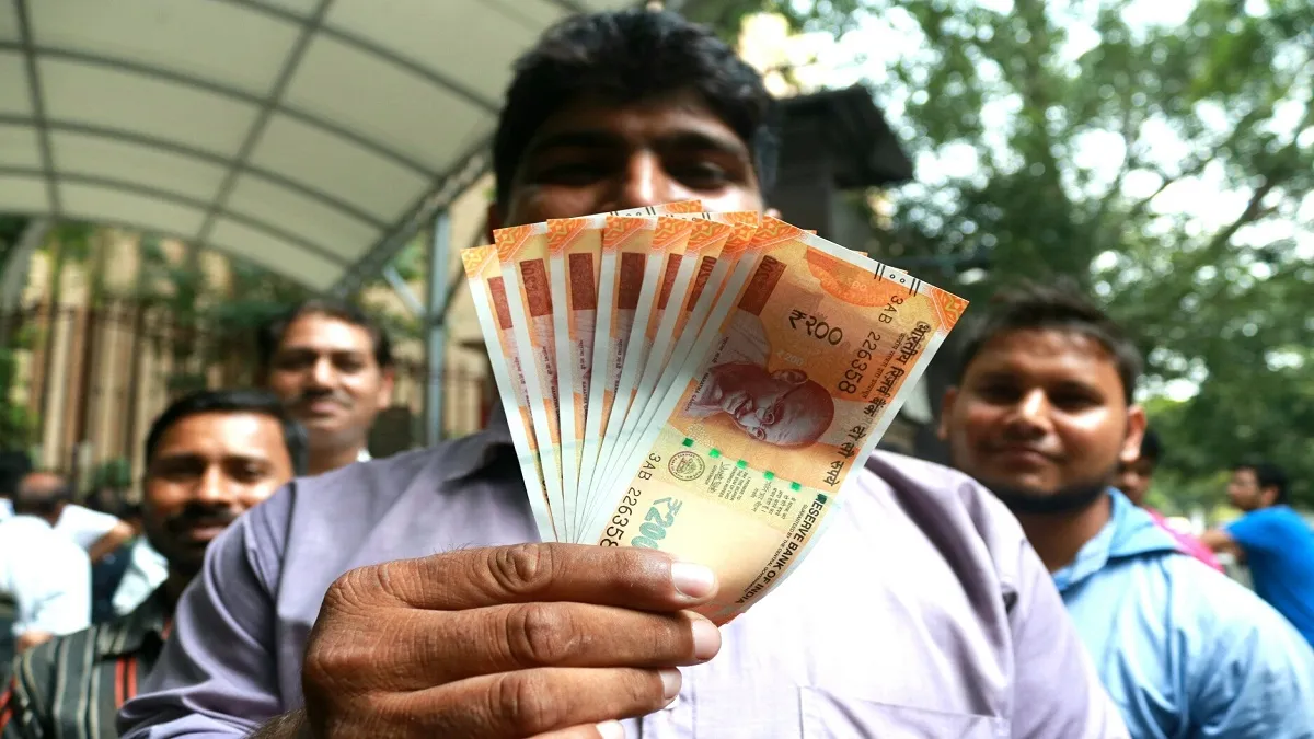 Govt fixes calculation ceiling for diwali bonus at Rs 7,000- India TV Paisa