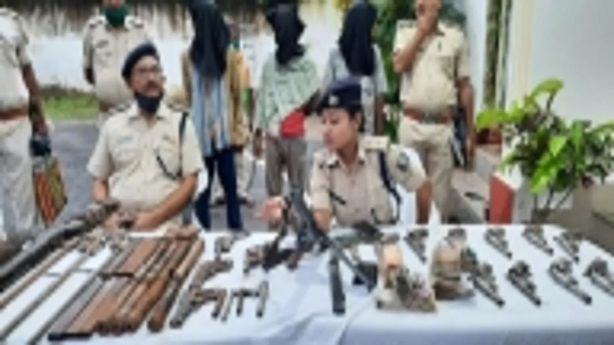mirzapur kaleen bhaiya type gun factory busted । 'मिर्जापुर के कालीन भैया' जैसी गन फैक्ट्री का भंडाफ- India TV Hindi