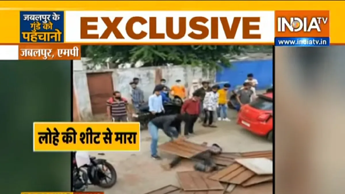 Auto driver beaten mercilessly in jabalpur watch video ।...- India TV Hindi
