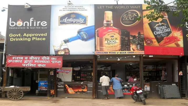 liquor shop charges more price than mrp excise department takes action । ज्यादा रेट पर शराब बेची जा - India TV Hindi