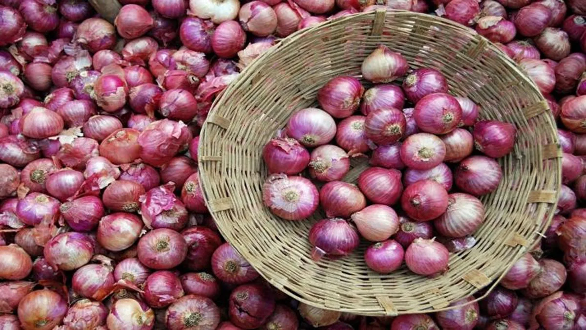 Wholesale onion price at Lasalgaon rose to Rs 7100 per 100...- India TV Paisa