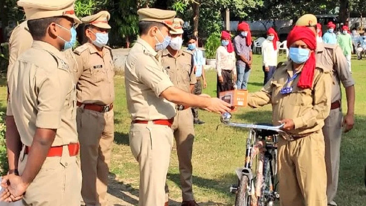 गांधी जयंती पर गाजियाबाद पुलिस की पहल, 'ग्राम प्रहरीयों को साइकिल, टॉर्च और सफाई कर्मियों को बांटे क- India TV Hindi