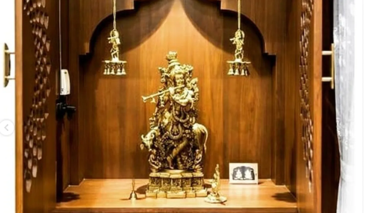 Vastu Tips: घर  में किसी अलमारी में बनाया हुआ है मंदिर तो ध्यान रखें ये बातें- India TV Hindi