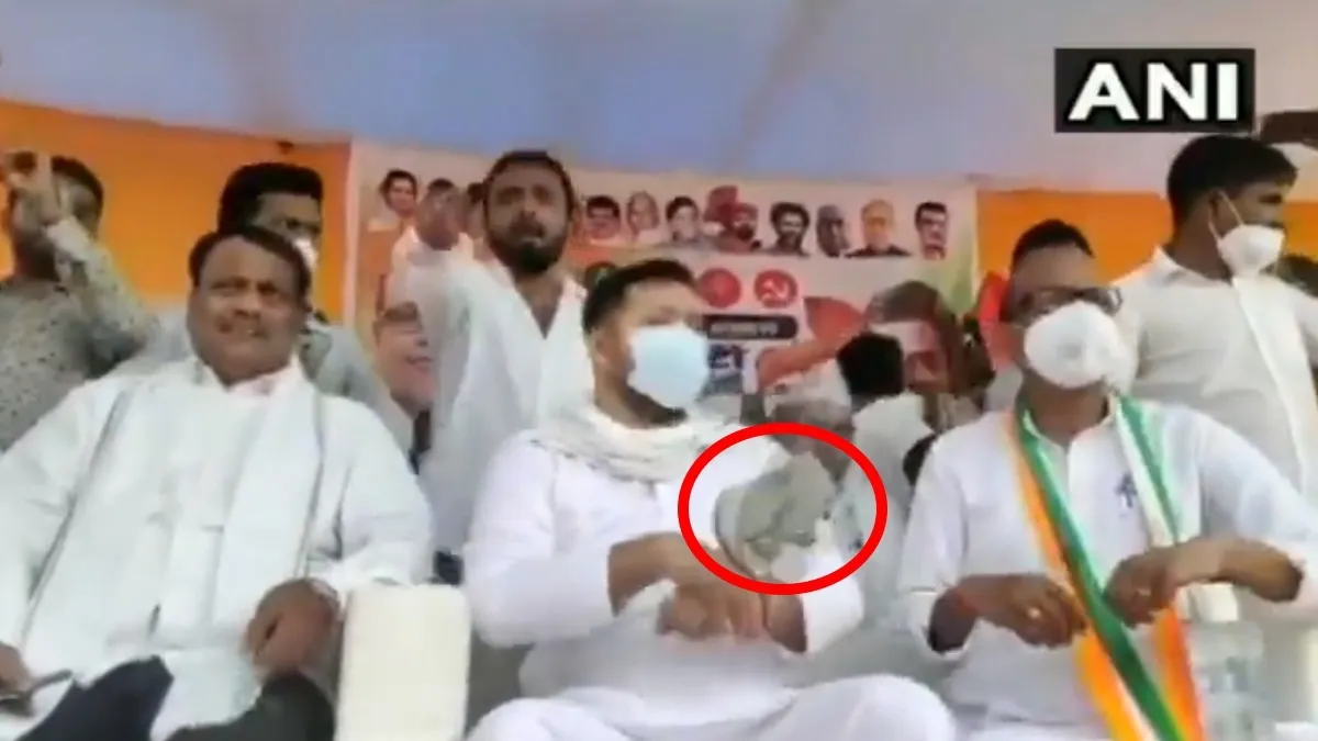 slippers hurled at RJD leader Tejashwi Yadav watch video । बिहार चुनाव: रैली में तेजस्वी यादव पर फें- India TV Hindi