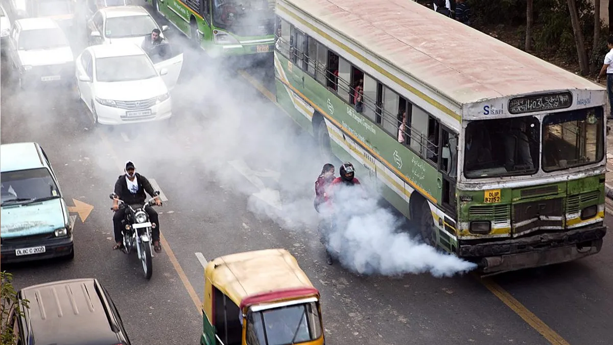 Pollution reduced the average age of people in India by 1.7 years: Ministry of Health- India TV Hindi