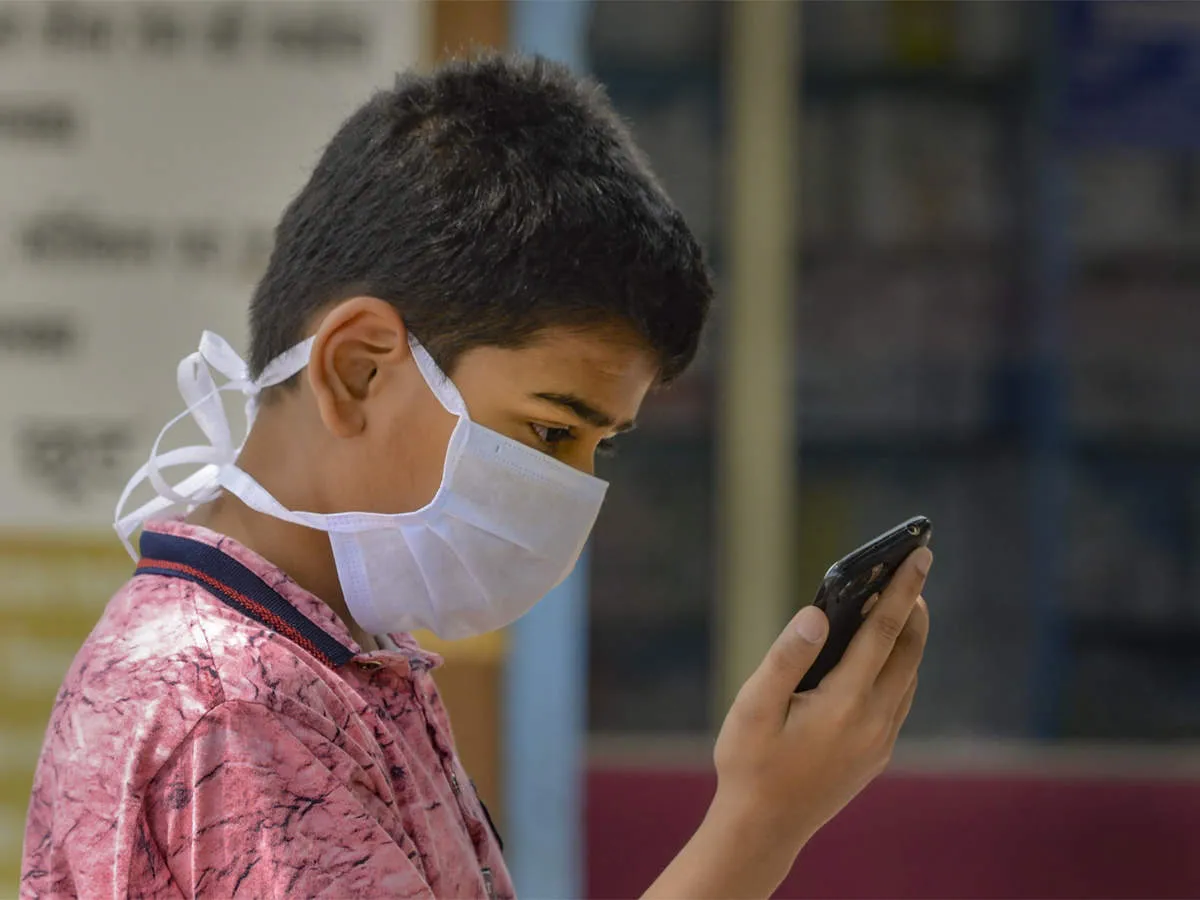 Coronavirus can survive on smartphones, banknotes for 28 days: Study- India TV Hindi