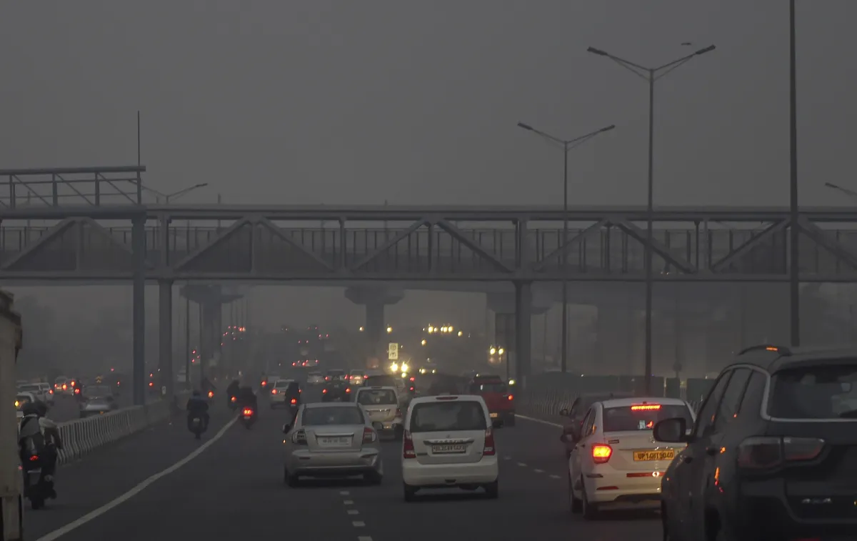 दिल्ली-NCR में जहरीली हुई हवा, आसमान में छाई दमघोंटू धुंध, देखिए- कहां कितना रहा AQI- India TV Hindi