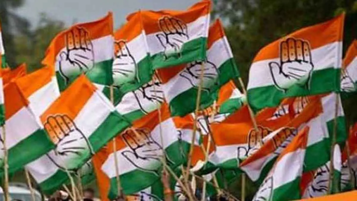 कांग्रेस के चुनाव चिन्‍ह वाले झंडे लहराते कार्यकर्ता। (चित्र प्रतीकात्‍मक)- India TV Hindi