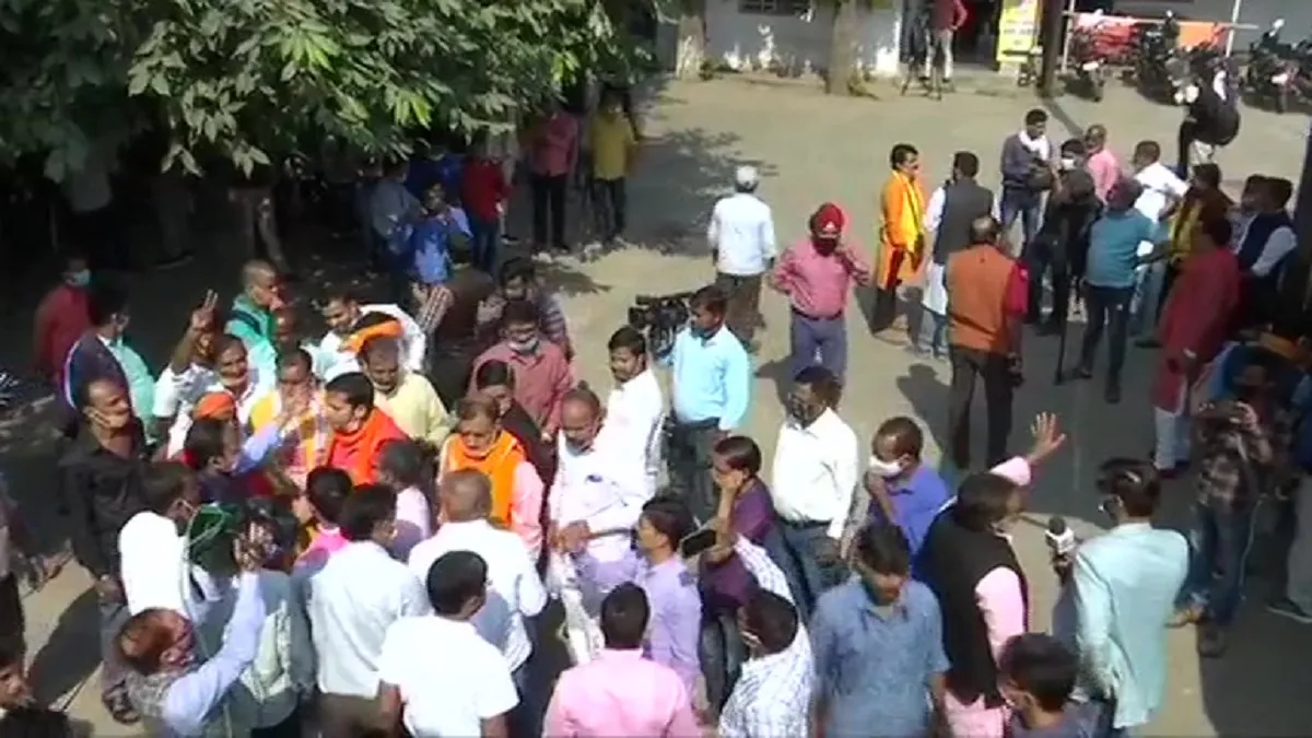 पटना में BJP दफ्तर के बाहर जश्न, रुझानों से झूमें समर्थक- India TV Hindi
